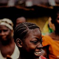 一个非洲女孩拍手微笑.