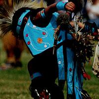 一位土著人正在表演舞蹈.